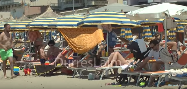 Temperaturat e larta/ Mbushet plazhi i Durrësit, ja çfarë thonë pushuesit (VIDEO)