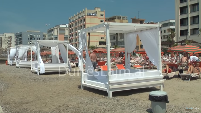 Çfarë ofron Durrësi këtë sezon turistik? Pushuesit shprehen mjaft të kënaqur (VIDEO)