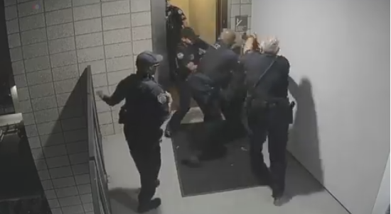 Katër policë masakrojnë të arrestuarin (VIDEO)