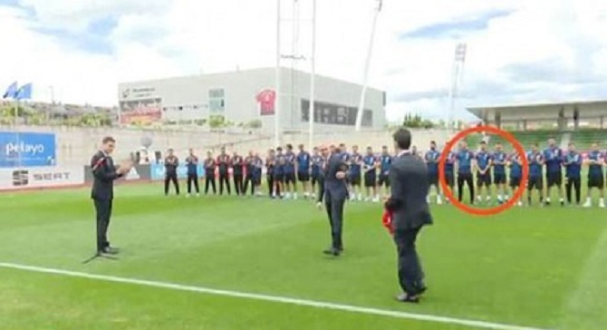 Portieri i kombëtares injoron kryeministrin, duart në xhepa si shenjë “hakmarrje”