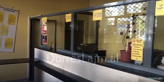 VIDEO/ Ja si u grabit pika postare në Durrës, autorët shqyen qepenin dhe derën