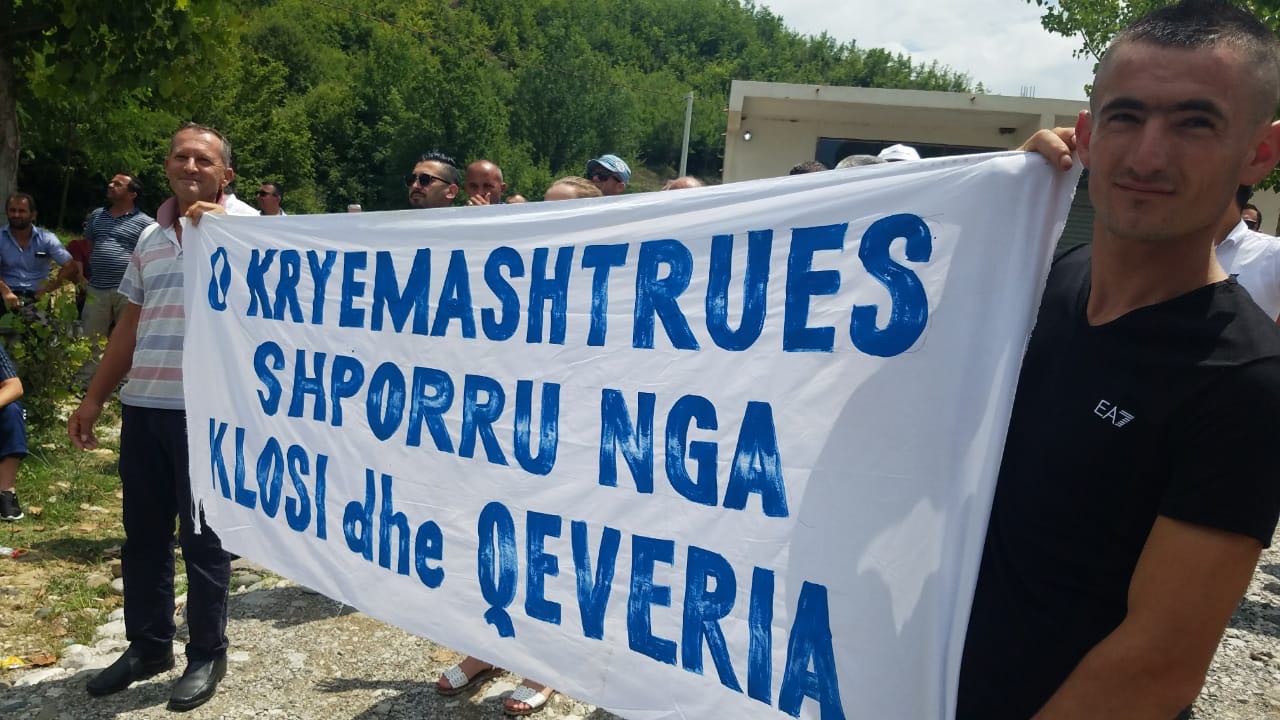 Rama shkon me helikopter në Klos, pritet me protesta