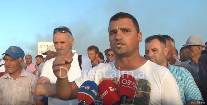 Durrës, banorët në protestë: Na ndërtoni landfillin ose zhdukni mbetjet! (VIDEO)