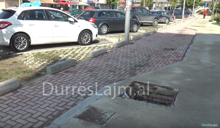 Kujdes kur ecni në rrugën “Pavarësia” në plazh të Durrësit! (VIDEO)