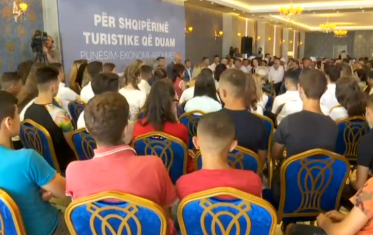 Rama në Durrës, bashkëbisedim me të rinjtë për punësimin e tyre (VIDEO)