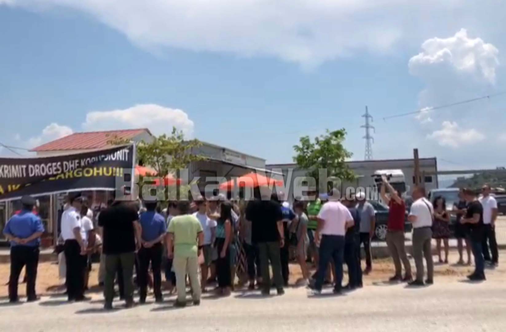 Rama pritet me protesta, qëllohet me midhje makina e tij