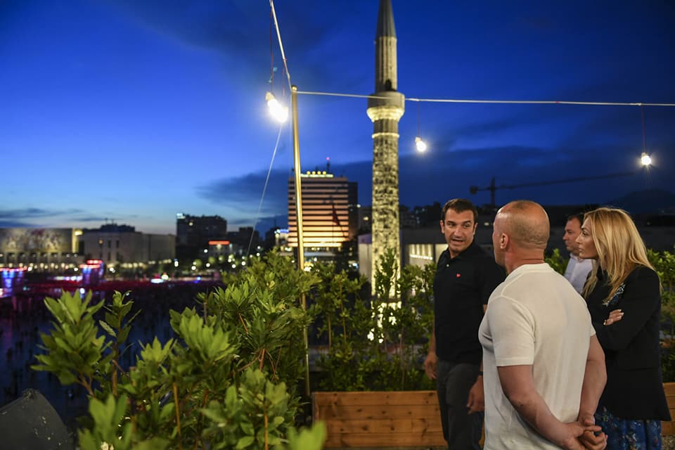 Ramush Haradinaj ndoqi koncertin e Rita Orës nga një pikë strategjike në Tiranë (FOTO)