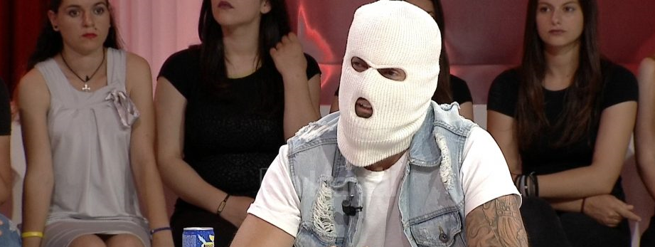 Ky pjeshka nga Durrësi me buzë të trasha!” Mesazh i koduar për Noizy-n?!