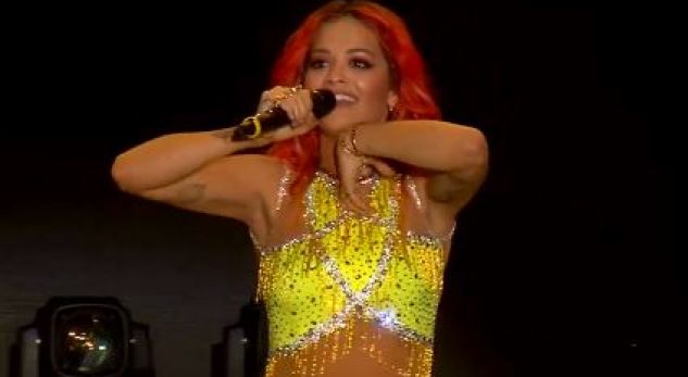 Rita Ora rrëfen pse i bëri flokët e kuqe para se të vinte në Shqipëri