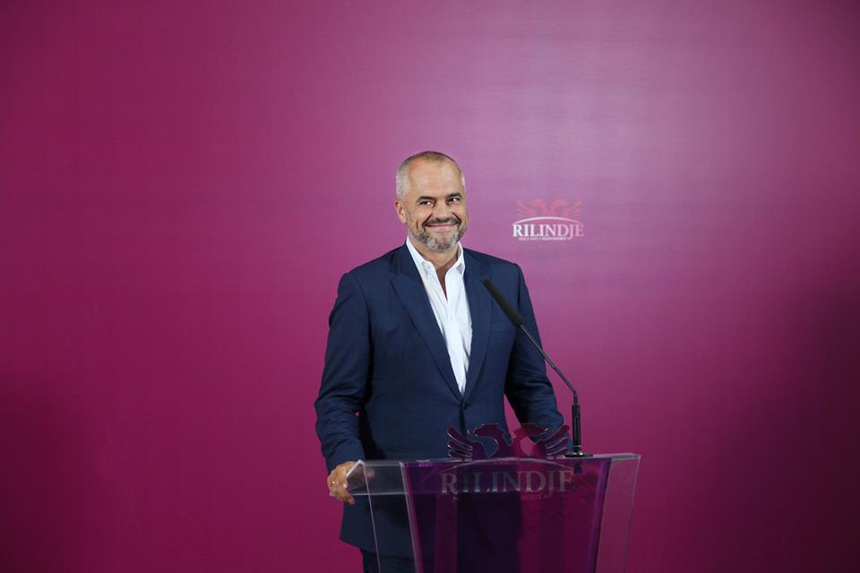 Rama surprizon stilistin e njohur shqiptar (FOTO)