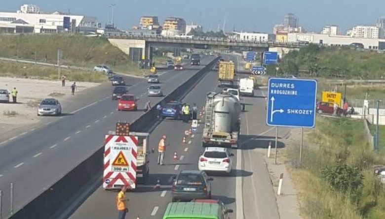 Një pjesë tjetër e autostradës Tiranë-Durrës bllokohet të martën. Ja ku duhet të kaloni