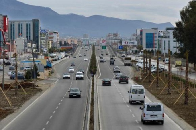 Nisin punimet në autostradën Tiranë- Durrës, udhëzime për lëvizjen e mjeteve