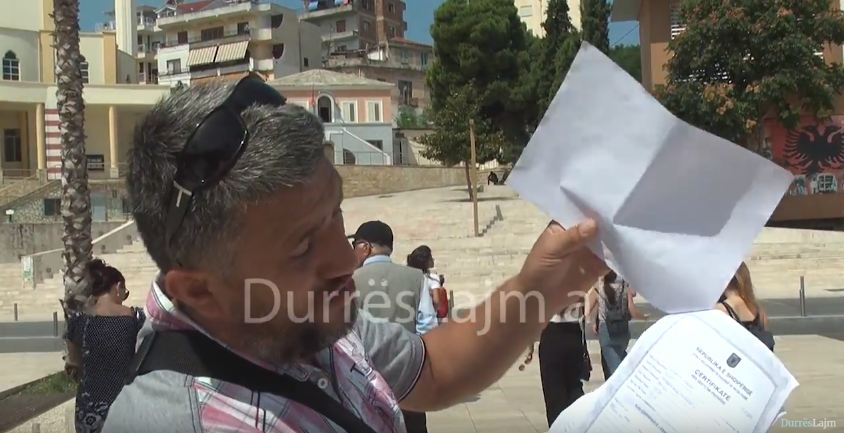Qytetari që s’po i jep zgjidhje problemit të tij në institucionet e Durrësit (VIDEO)