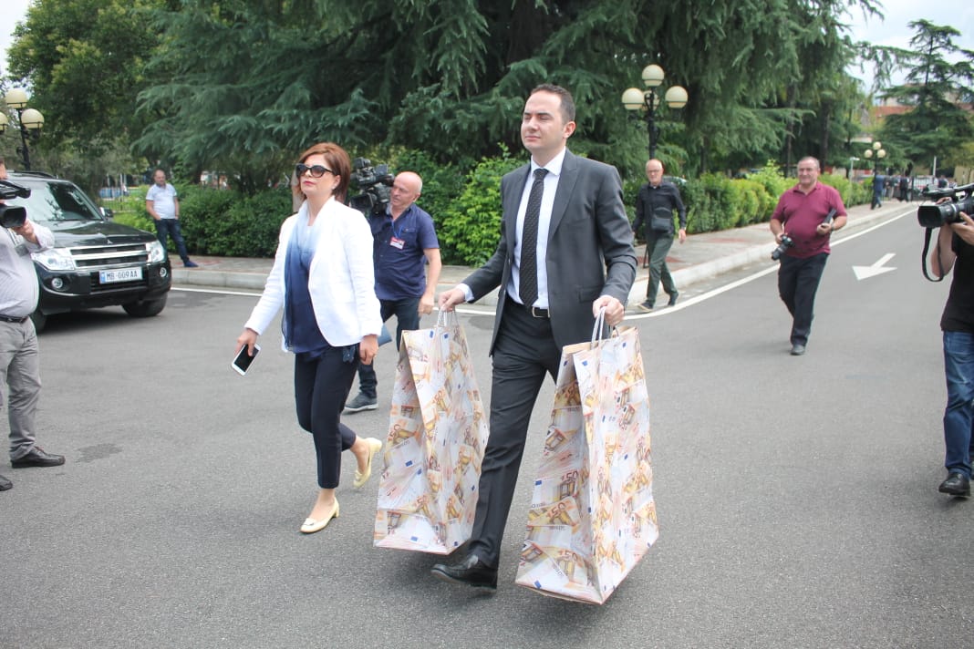 Salianji mbërrin në Kuvend me “Toyota Yaris” dhe çanta me euro (FOTO)