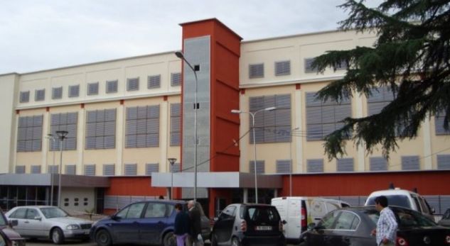 “Po më ikën vajza, ja kanë 5-fishuar çmimin ilaçit… kjo qeveri do që njerëzit të vdesin”