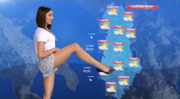 Alba Hoxha prezanton motin me këmbë përpjetë! (VIDEO)