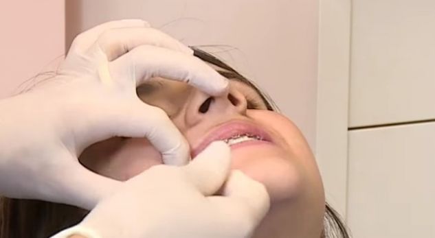 Dentistët të alarmuar: Fëmijëve po u shtrembërohen nofullat