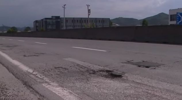 “Kalldrëmi” Tiranë-Durrës, trafiku rëndohet nga gropat dhe shkelja e rregullave