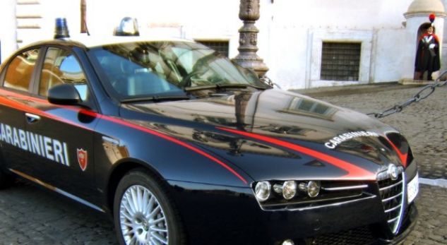 Fqinjët “spiunojnë” shqiptarët, policia zbulon drogën dhe paratë poshtë divanit