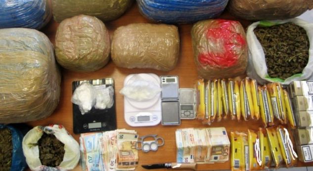 Shqiptari e drejtonte nga qelia “biznesin”, policia i shkatërron rrjetin e trafikut