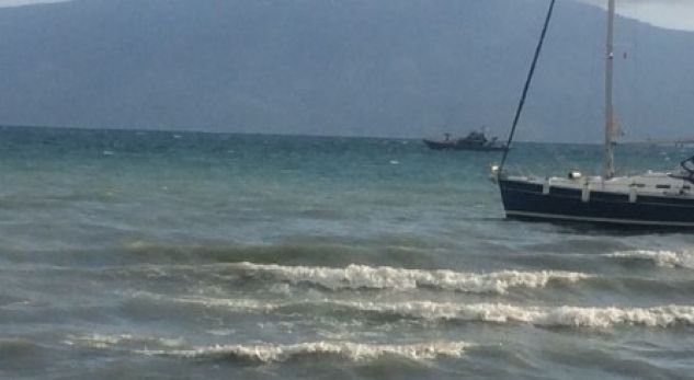 Moti i keq/ Anija me turistë ngec në det