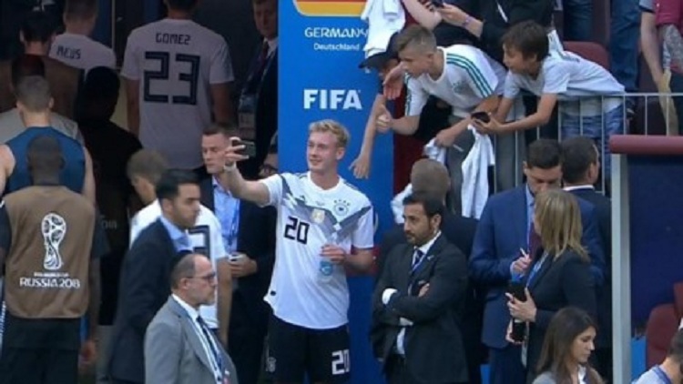 Selfie me tifozët pas humbjes, futbollisti i Gjermanisë nën akuzë