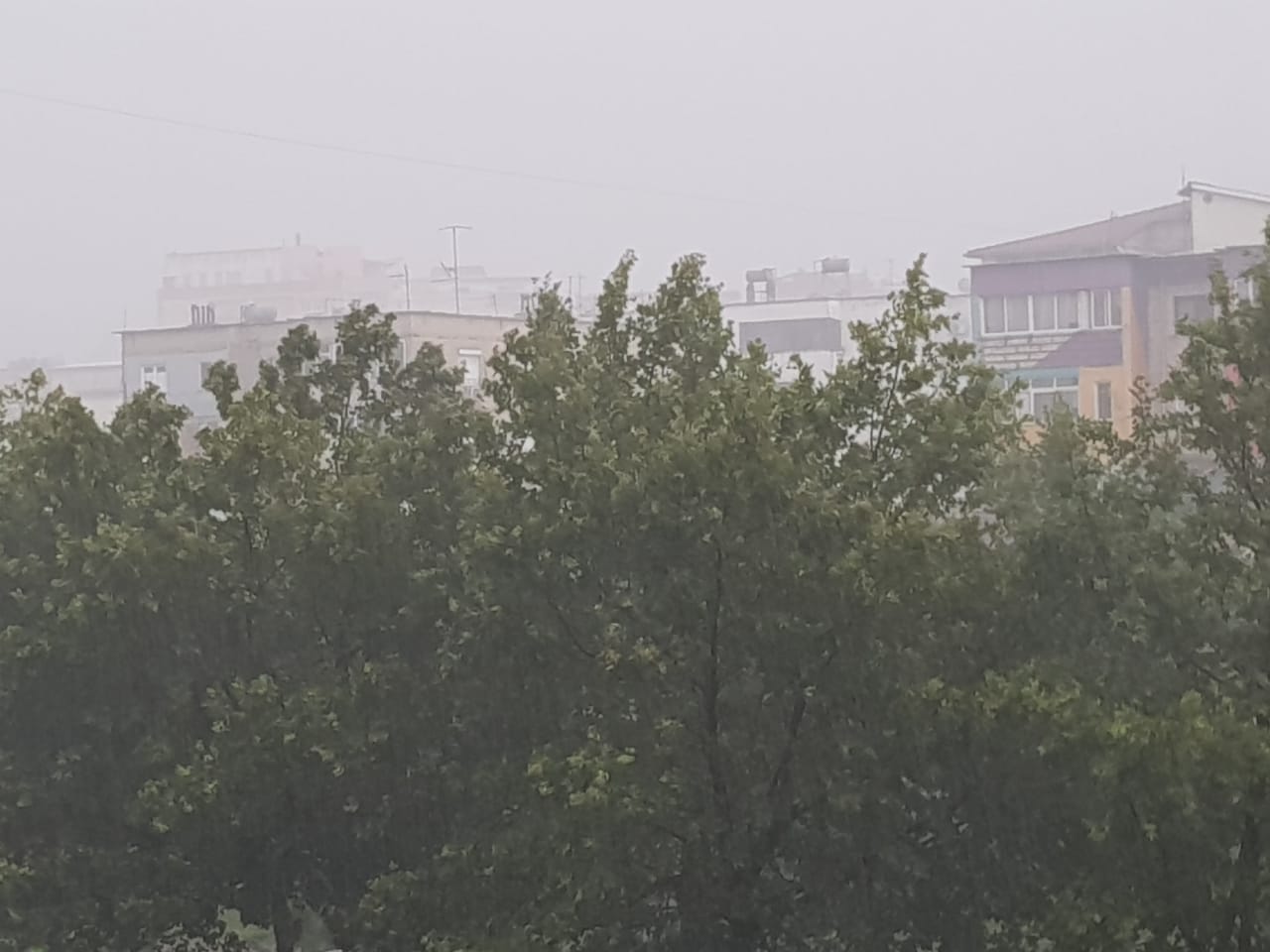 Në Durrës vapë e madhe, në Tiranë reshje të dendura shiu (FOTO)