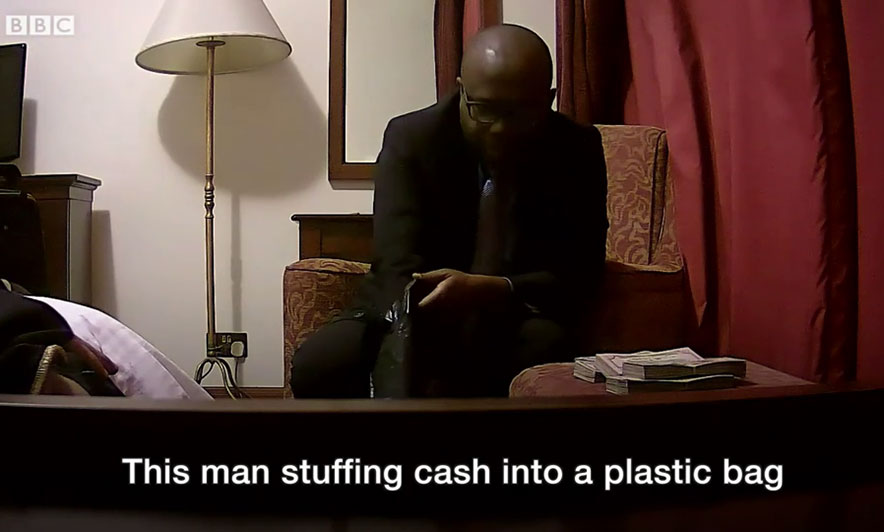 Skandali me arbitrat afrikanë penalizon edhe anësorin e Kupës së Botës