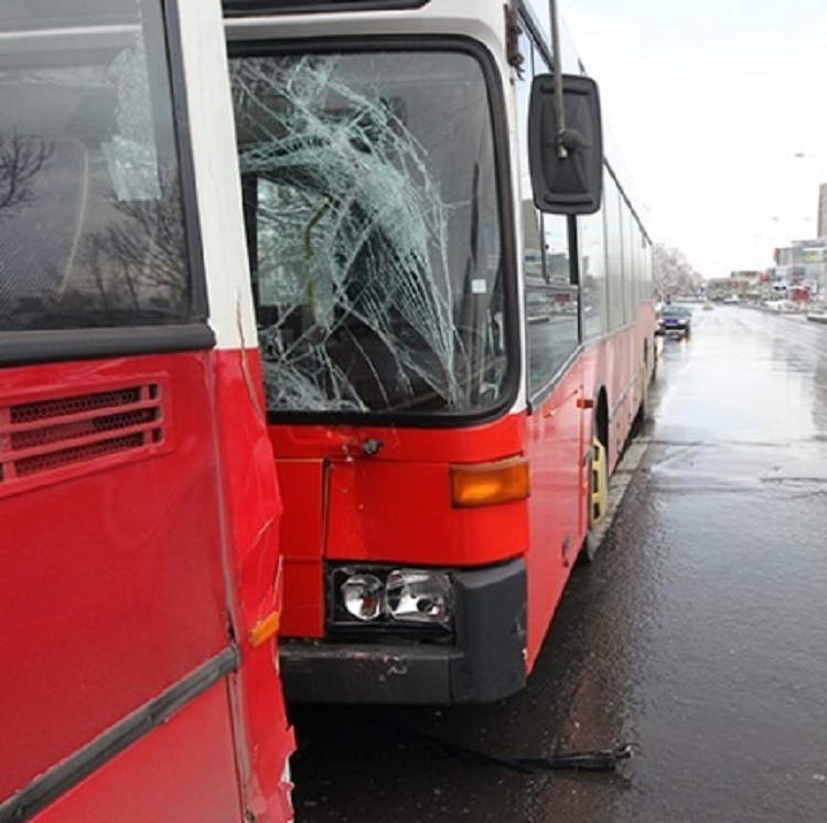 Përplasen dy autobusë në Tiranë, plagosen 6 pasagjerë