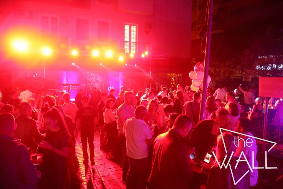 Tre legjendat e rock-ut shqiptar vijnë në Durrës, çfarë ju pret tek “The Wall” (FOTO)