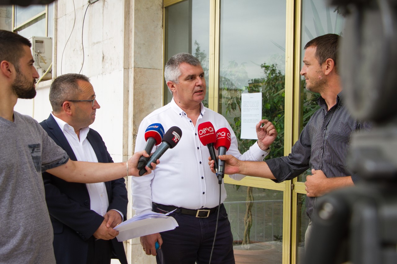 PD: Punimet në shesh përmbytën bibliotekën