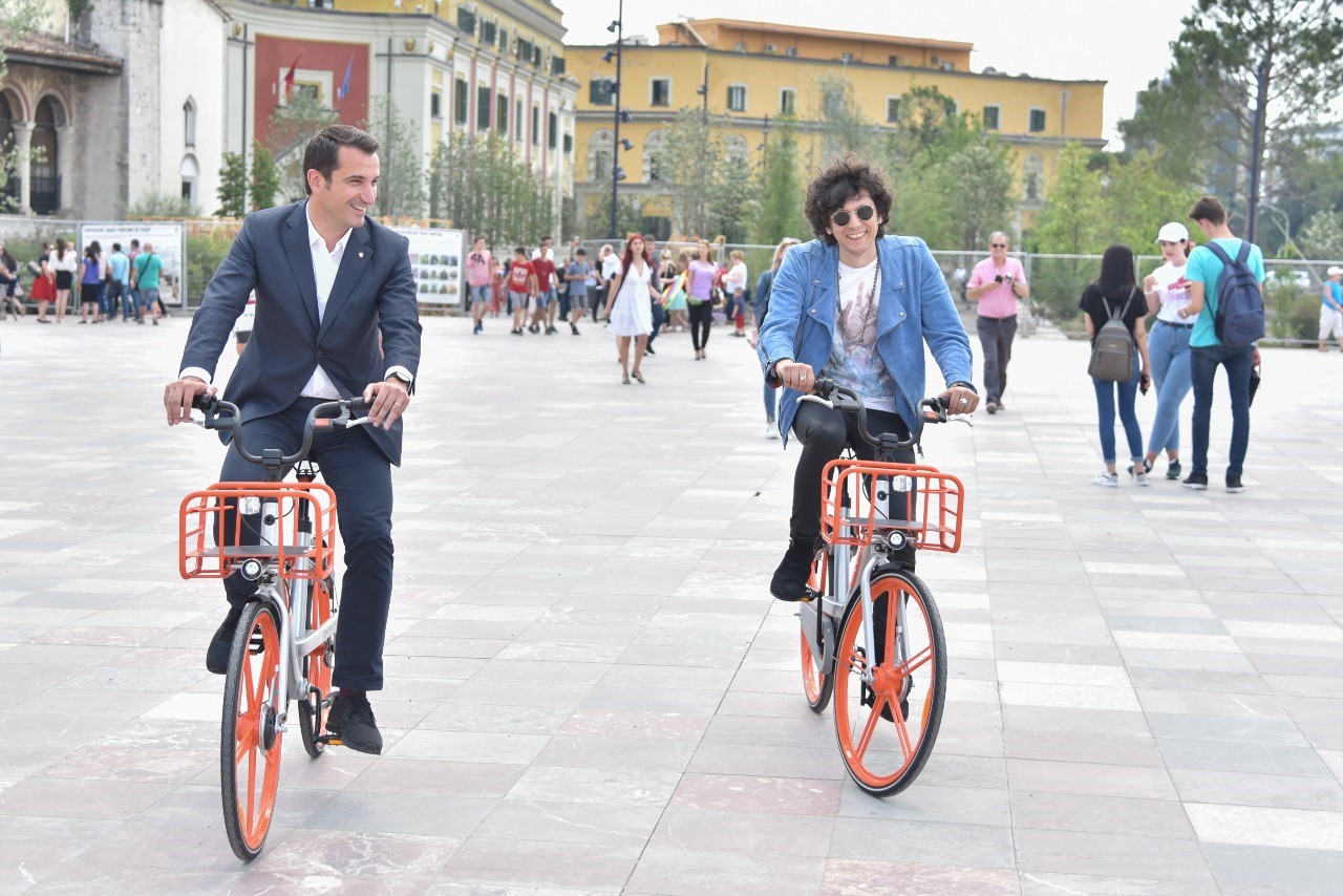 Ermal Meta dhe historia me gazetarin italian: Po të kisha biçikletën e Veliajt do e kisha kapur (Foto)