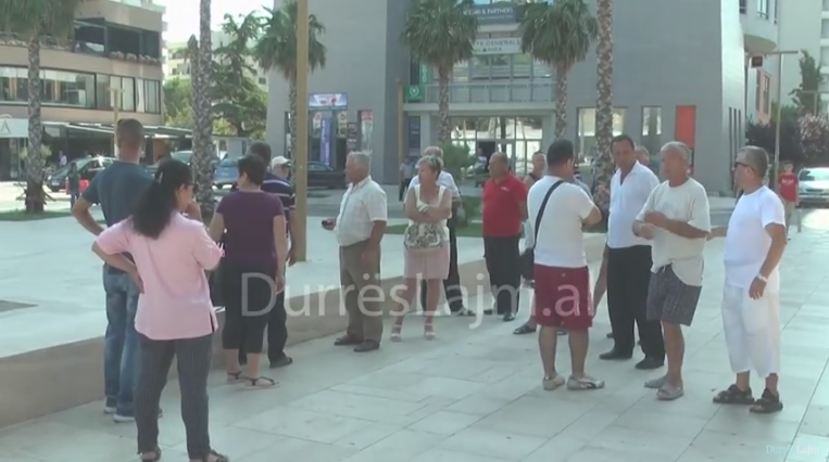 “O të na lënë të gjithëve, o të na heqin të gjithëve!” Ambulantët protestojnë para bashkisë Durrës (VIDEO)