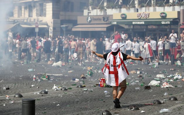 U konfiskohen pasaportat, mbi 1200 huliganë angleze ndalen në Londër