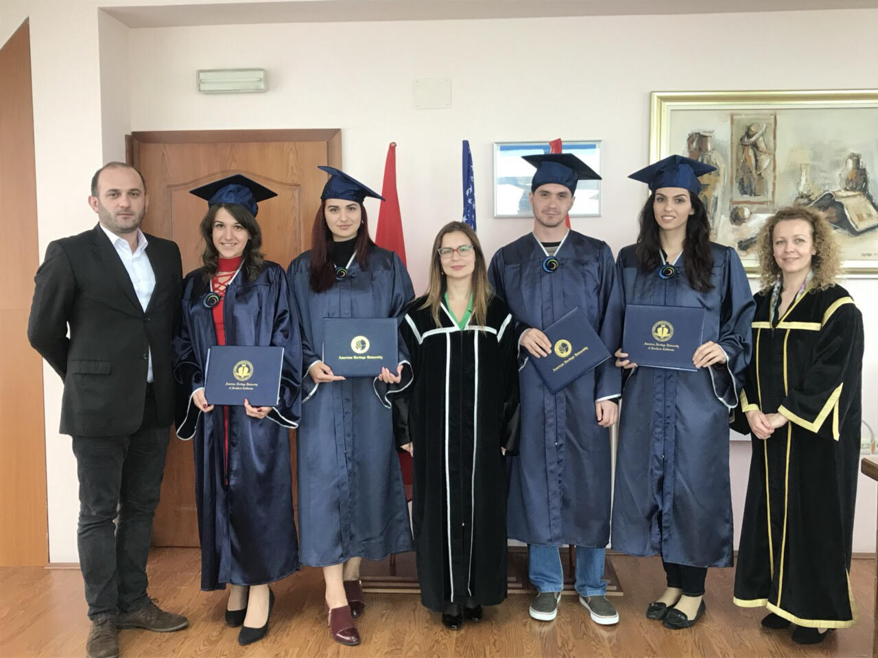 Universiteti Ndërkombëtar në Strugë ndan me ceremoni diplomat amerikane (FOTO)