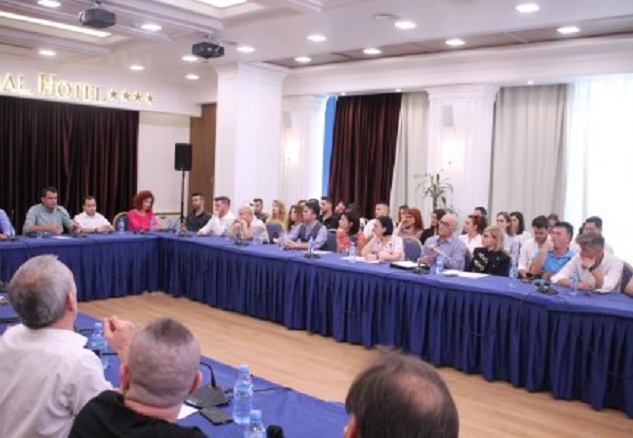 Veliaj nxjerr mesazhet e zyrtares së PD-së me artistët: Do flasë Neritani, nëse s’i jep fjalën bëni sherrrr