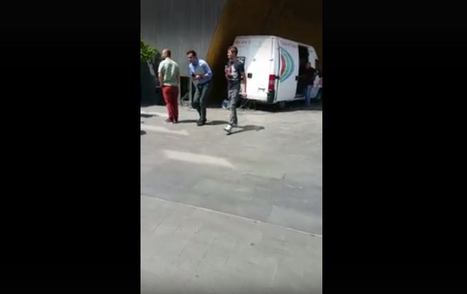 VIDEO/ Të rinjtë qëllojnë me vezë Erion Veliajn