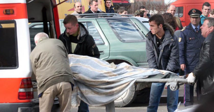 U rrëzua nga shkëmbi dhe vdiq, policia gjen pas një jave të moshuarin