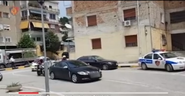 EMRAT/ Lëvizte me makinë luksoze dhe pistoletë, ndalohet nga policia. Kapet edhe i shpalluri në kërkim