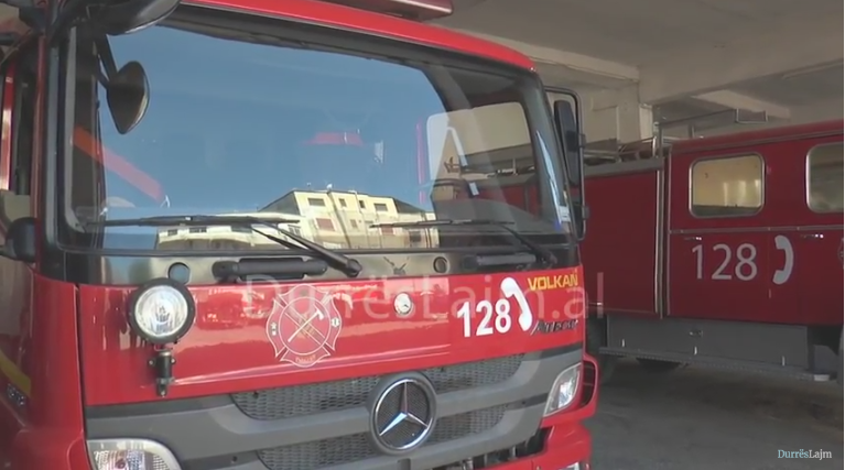 Zjarrfikësit e Durrësit, luftë me flakët me mjete të vitit 1970 (VIDEO)