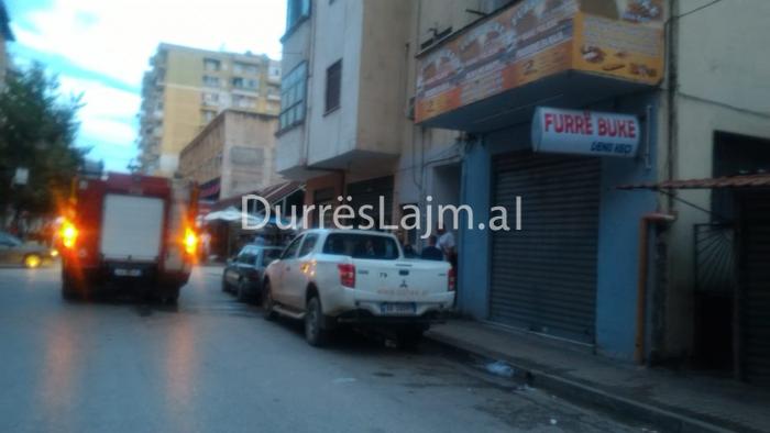 Zjarr në pallatin shumëkatësh në Durrës, dëgjohen disa shpërthime të njëpasnjëshme (FOTO)