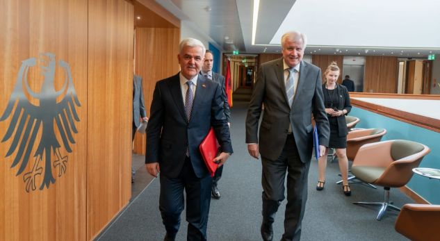 “Dritë jeshile për hapjen e negociatave”, Xhafaj jep lajmin nga Berlini