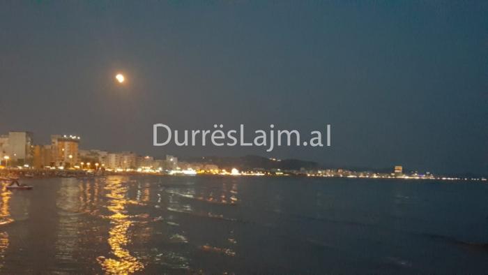 Spektakël natyror në qiellin e Durrësit (FOTO)