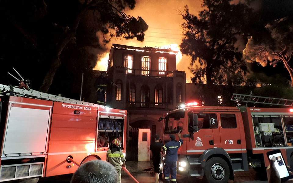 Rritet numri i viktimave nga zjarri në Greqi, dy shqiptare të zhdukura