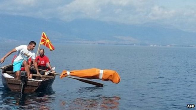 I lidhur këmbë e duar, bullgari ia del të notojë për 3 orë në Liqenin e Ohrit