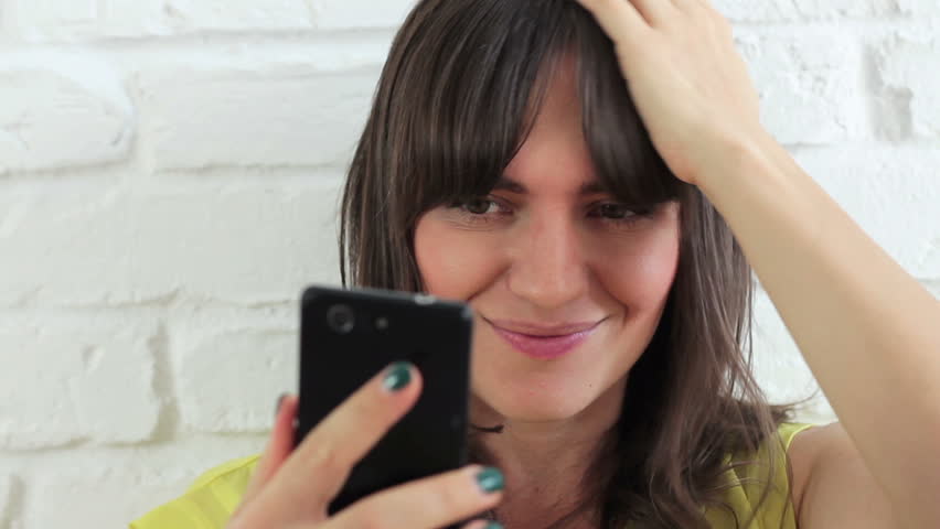 Vajza kujdes! 5 rastet kur nuk duhet t’i shkruani apo t’i telefononi të dashurit