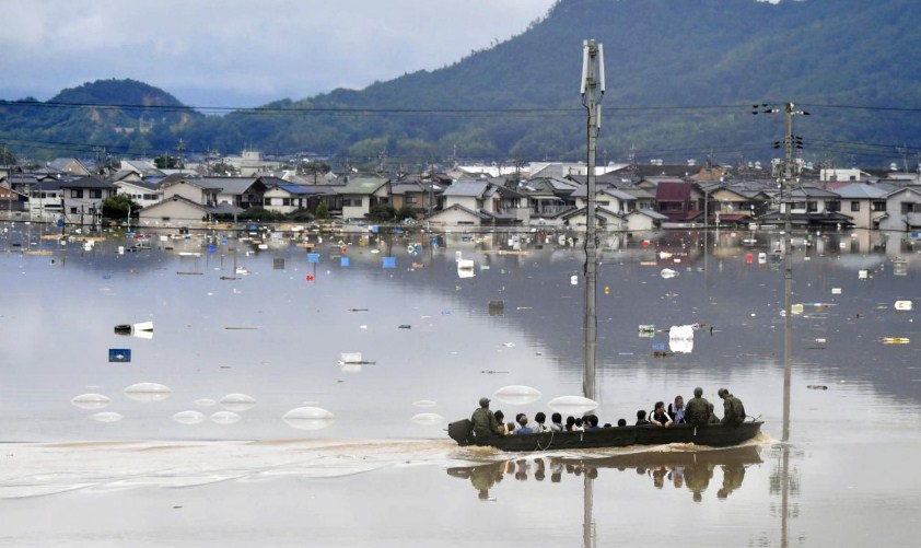 Reshjet përmbytin Japoninë, 12 të vdekur dhe mbi 54 të zhdukur