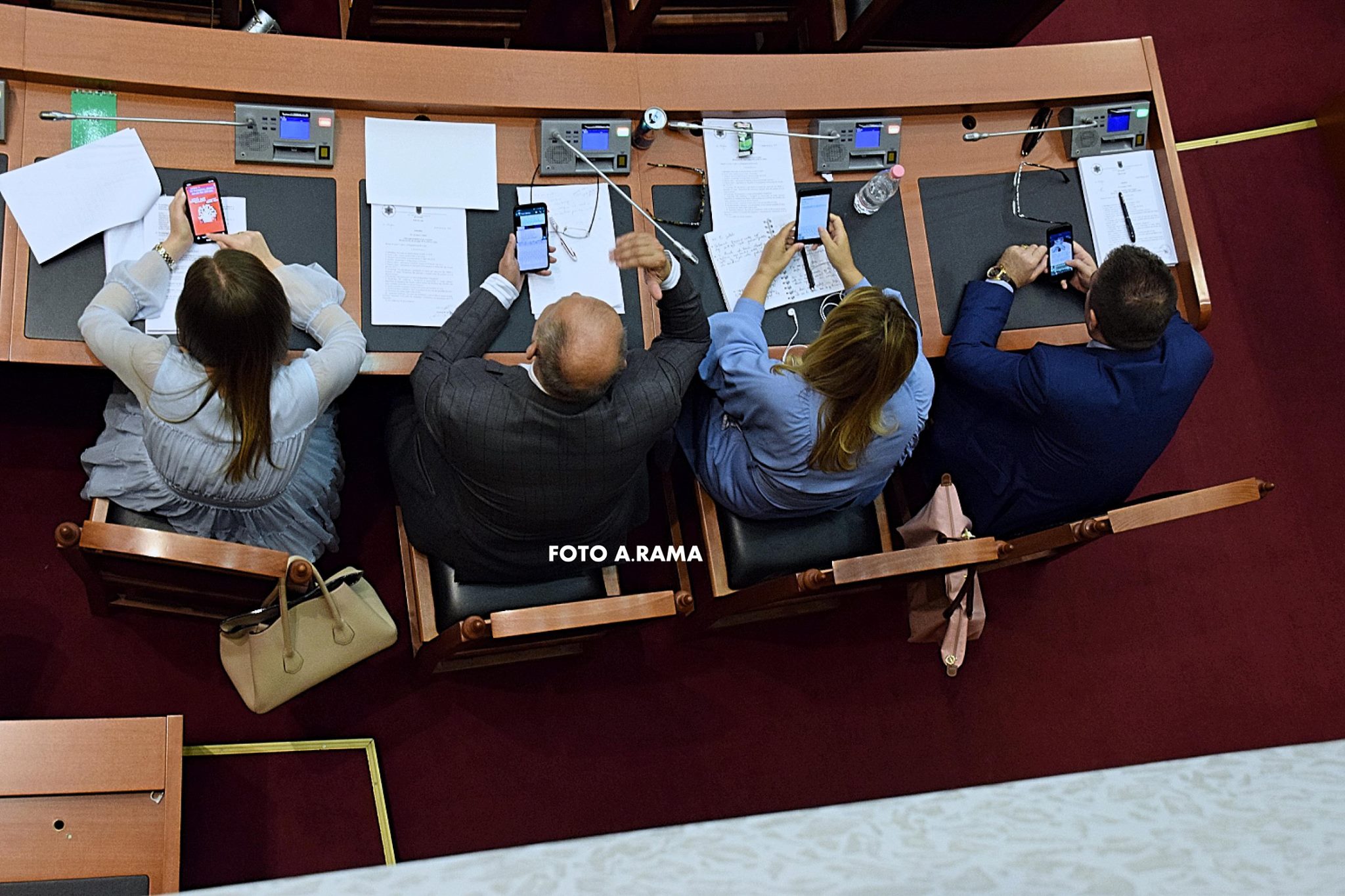 Post-seanca e Kuvendit/ Tre muskutierët demokratë të pandarë… LSI-stat në telefon (FOTO)