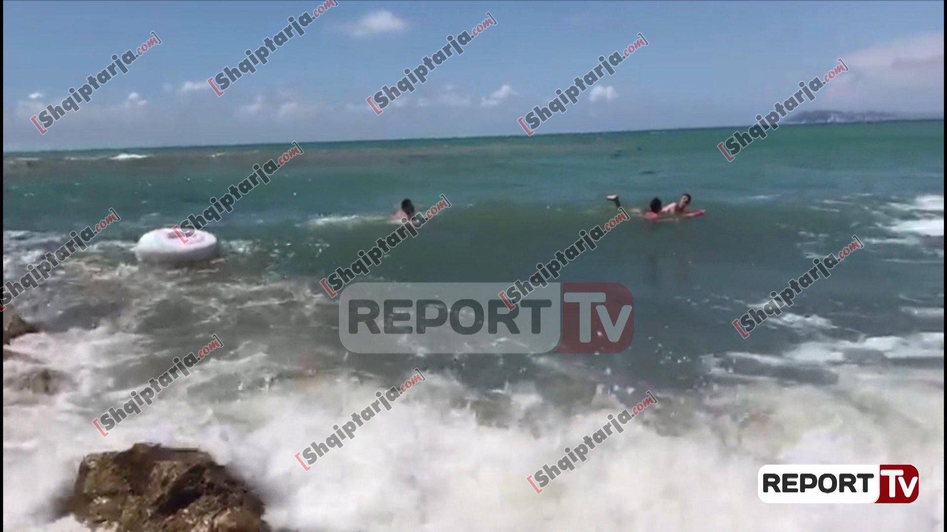 Dy kushërinjtë heronj shpëtojnë 14-vjeçarin që po mbytej në Golem (VIDEO)