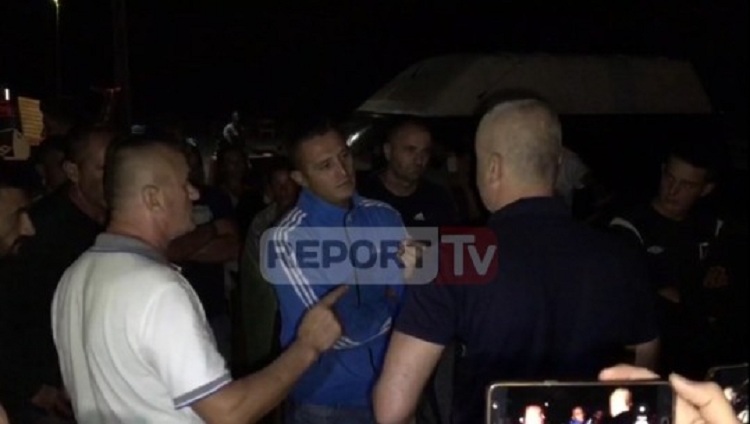 ‘Ju keni ardhur politikisht’/ FNSH bllokon shezlonet, konfrontohet me biznesmenin